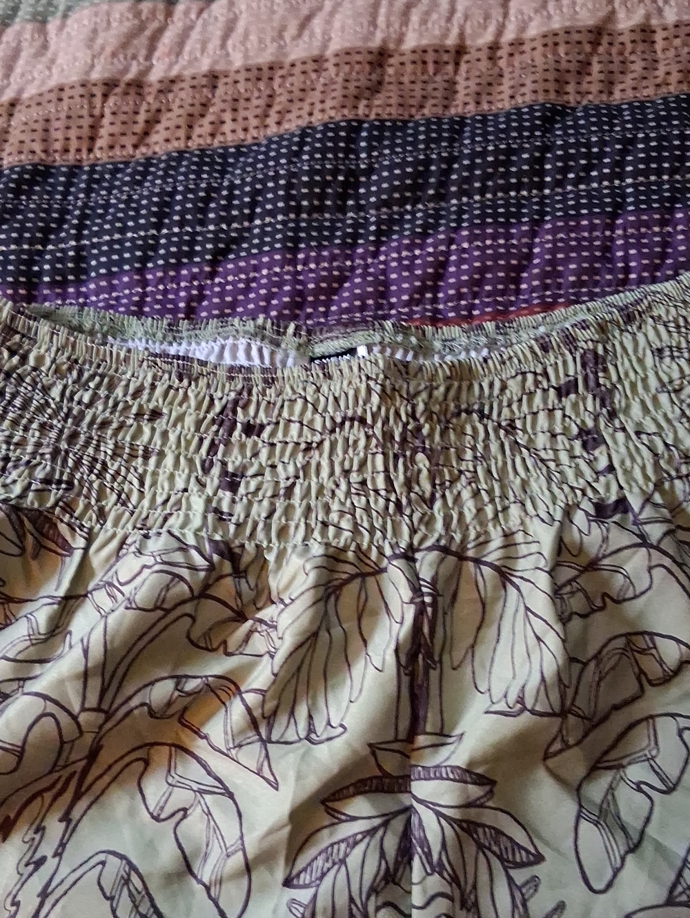 SHEIN Olive Green Tropical Print Elastic Waist Shorts with Contrast Hem - Picture 5 of 8